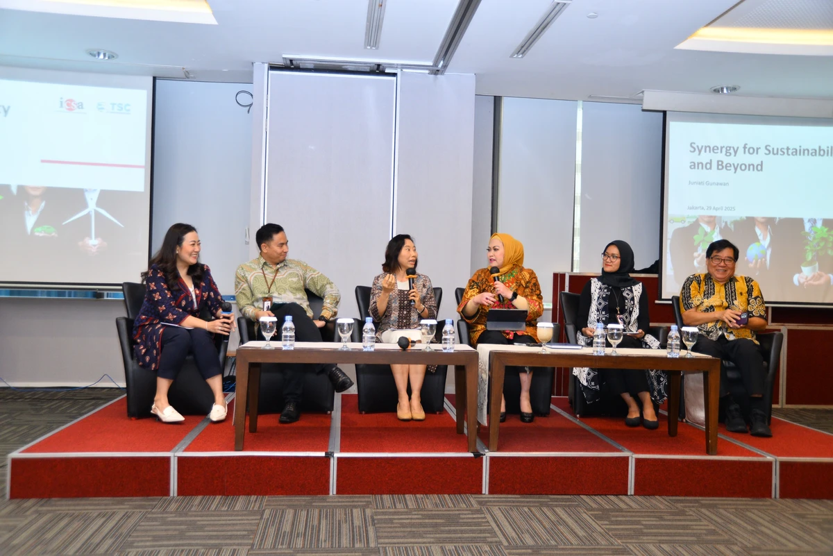 Senin, 5 Mei 2025 - Dalam rangka merayakan hari jadinya yang ke-17, Indonesian Corporate Secretary Association (ICSA) menyelenggarakan acara General Lecture dan Diskusi Panel “Synergy for Sustainability and Beyond”, Selasa, (29/4) di Bursa Efek Indonesia, Jakarta.

Acara ini dihadiri oleh lebih dari 50 peserta, dan menjadi ajang diskusi strategis antara regulator, pelaku industri, dan akademisi untuk membahas peran kolaboratif dalam menciptakan nilai jangka panjang dan daya saing yang berkelanjutan.

Menghadirkan lima pembicara ternama dari berbagai sektor yang membagikan wawasan dan pengalaman mereka, antara lain:

Stalsa Frani Akmyga, Kepala Pengaturan dan Pengembangan Perusahaan Tercatat Bursa Efek Indonesia
Dr. Tan Wee Liang, Chairman, Chartered Secretaries Institute of Singapore (CSIS)
Katharine Grace, Ketua Umum ICSA & Chief of Corporate Affairs and Sustainability, PT Bank Permata Tbk
Mohammad Taufan, Head of Sustainability Strategy Management, PT Astra International Tbk
Prof. Juniati Gunawan, Head of Trisakti Sustainability Center (TSC)
Para pembicara membahas strategi tata kelola perusahaan yang kuat, pentingnya kepatuhan terhadap regulasi keberlanjutan, serta bagaimana membangun sinergi antar pemangku kepentingan untuk menjawab tantangan ESG di masa depan.

Dalam sesi diskusi panel, para peserta mendapatkan wawasan mendalam mengenai bagaimana perusahaan dapat menjadi katalisator perubahan positif melalui kebijakan dan inisiatif keberlanjutan yang terintegrasi dengan strategi bisnis.

Acara ini sekaligus menjadi pengingat bahwa masa depan dunia usaha tidak hanya ditentukan oleh keuntungan finansial semata, tetapi juga oleh kontribusinya terhadap keberlanjutan lingkungan, keadilan sosial, dan tata kelola yang etis.

Lebih dari sekadar forum diskusi, acara ini juga menjadi momen istimewa dalam rangka ulang tahun ke-17 ICSA. Dalam suasana hangat dan penuh semangat kolaboratif, ICSA menegaskan kembali perannya sebagai mitra strategis bagi para Corporate Secretary dalam mendorong praktik bisnis yang bertanggung jawab dan berkelanjutan.

Katharine Grace, Ketua Umum ICSA, menyampaikan harapannya dalam sambutan penutup, “Mari kita jadikan momen ulang tahun ini sebagai titik tolak untuk melangkah lebih jauh, mempererat sinergi, dan menghadirkan dampak nyata bagi anggota, perusahaan, dan bangsa Indonesia.”<br>
                  