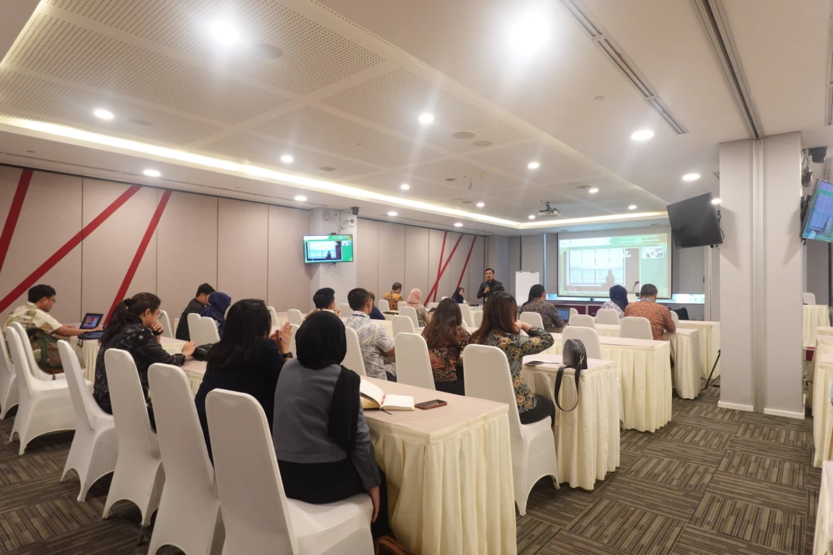 Rabu, 27 Maret 2024 – Pada Selasa (19/2/24), Indonesia Corporate Secretary Association (ICSA) berkolaborasi dengan The Indonesia Capital Market Institute (TICMI) mengadakan hybrid seminar dengan tema “Program Edukasi Pasar Modal Syariah” di Gedung Bursa Efek Indonesia dan online melalui Zoom Meeting. Seminar yang dihadiri lebih dari 50 peserta tersebut, mengundang beberapa narasumber yang kompeten dibidangnya, antara lain Deri Yustria selaku Spesialis Pengembangan Bisnis Syariah PT Bursa Efek Indonesia, Muhammad Fachrizal selaku Relationship Officer Mandiri Sekuritas, dan Dr. Hj. Aini Masruroh selaku Sekretaris Bidang Edukasi, Sosialisasi & Literasi DSN-MUI Institute.

Pasar modal Syariah secara sederhana dapat diartikan sebagai pasar modal yang menerapkan prinsip-prinsip Syariah dalam kegiatan transaksi ekonomi dan terlepas dari hal-hal yang dilarang seperti: riba, perjudian, spekulasi. Dalam seminar ini mengenalkan pasar modal Syariah & produk pasar modal Syariah, aplikasi Sharia Online Trading System (SOTS), serta fatwa dan akad terkait produk pasar modal Syariah.

Peserta yang mengikuti seminar ini diharapkan bisa mengenal lebih dalam terkait pasar modal Syariah.<br>
                  