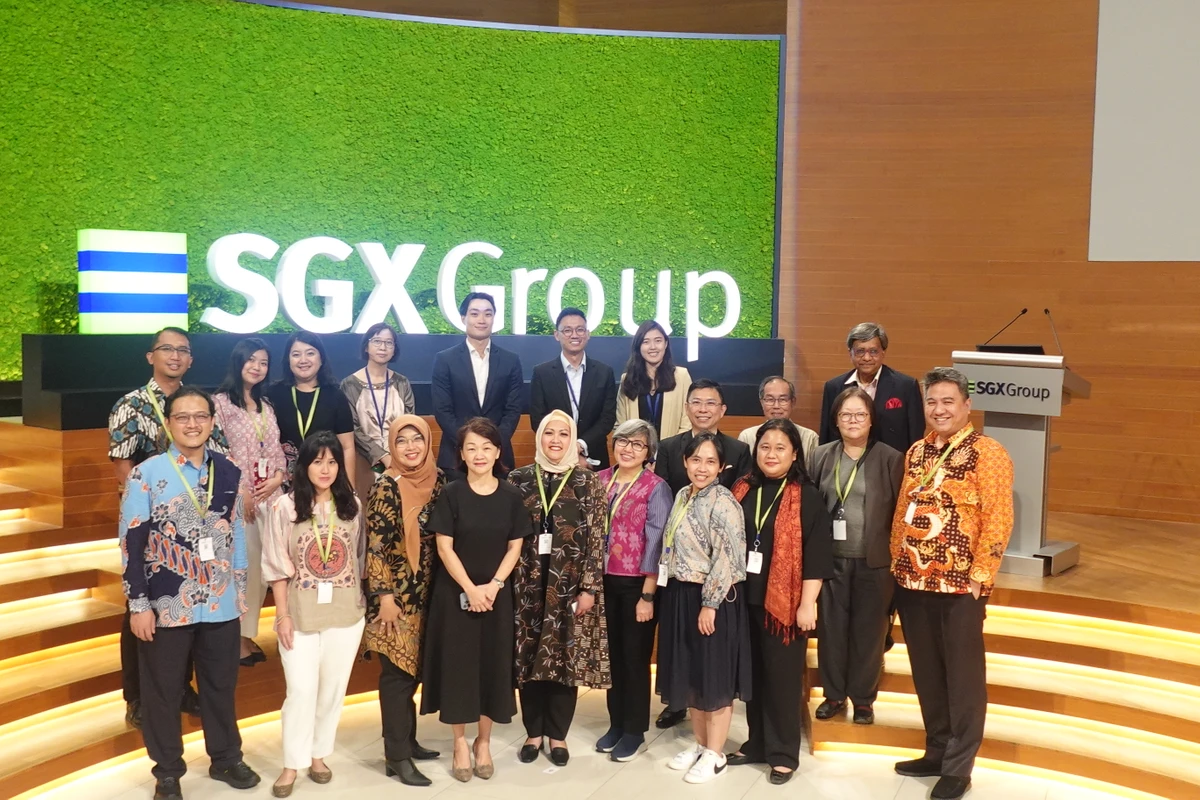 Selasa, 30 Januari 2024 – Indonesia Corporate Secretary Association (ICSA) mengadakan kunjungan industri ke Singapura dengan tema “ESG Today’s Practice - Future Development within ASEAN Region” pada Kamis-Jumat (18-19/1). Pada kunjungan industri kali ini, ICSA bersama dengan 11 pesertanya mengunjungi Chartered Secretaries Institute of Singapore (CSIS), KPMG Singapore, dan Singapore Exchange.

Saat mengunjungi CSIS, Kevin Ho selaku Co-Head of the Corporate Governance and Compliance Practice and a Partner in the Mergers & Acquisitions Practice of Wong Partnership dan Raymond La selaku Chairman of CSIS memaparkan tentang Corporate Governance dan Corporate Secretary di Singapura.

Selain itu, ICSA diwakili tiga pengurusnya juga memaparkan beberapa topik, diantaranya yaitu Ratna Hidayati selaku Anggota Bidang Komunikasi Media dan Industri dengan topik Corporate Governance in Indonesia, Theodorus Indra selaku Anggota Bidang Hubungan Internasional dengan topik Roles of Corporate Secretary in Indonesia, dan Dimass Atmaja selaku Wakil Ketua Umum Bidang Standar Profesi dengan topik Standardization Profession Corporate Secretary.

Pada hari kedua, ICSA mengunjungi KPMG Singapore dan dipresentasikan topik Sustainability Reporting and Disclosures, Environmental, Social, and Governance (ESG) oleh Jade Feinberg selaku Director of KPMG Singapore, Sunil Kumar Yadav selaku Director of KPMG Singapore, Bekky Lim selaku Advisor of KPMG Singapore. Dari ICSA diwakili oleh Fajriyah Usman selaku Wakil Ketua Umum Bidang Edukasi memaparkan tentang Enhancing Corporate Sustainability Disclosure in Indonesia.

Kunjungan selanjutnya ke Singapore Exchange. Jarold selaku Compliance Officer of Singapore Exchange memaparkan tentang General Listing Rules in The Singapore Exchange dan Katharine Grace selaku Ketua Umum ICSA memaparkan General Listing Rules in The Indonesia Stock Exchange.

Kegiatan kunjungan industri ini diadakan sebagai salah satu bentuk komitmen ICSA untuk meningkatkan kompetensi anggotanya sekaligus mempelajari pengalaman yang dihadapi oleh Singapura dalam lika-liku menjadi perusahaan terbuka, sehingga anggota ICSA dapat menerapkan bisnis berkelanjutan pada perusahaannya masing-masing.

Bagi yang tertinggal kegiatan kali ini, jangan khawatir karena ICSA akan mengadakan kegiatan lainnya yang tidak kalah menarik dan bermanfaat.<br>
                  