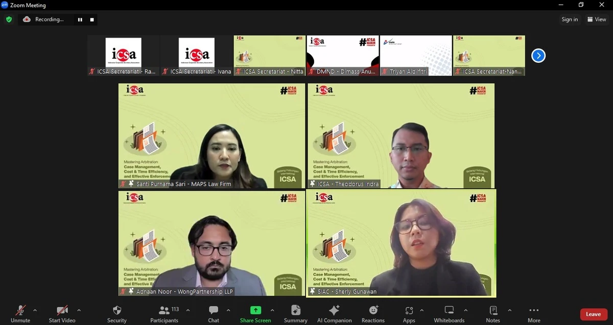 Kamis,  24 Oktober 2024 – Indonesia Corporate Secretary Association (ICSA) mengadakan webinar "Mastering Arbitration: Case Management, Cost & Time Efficiency, and Effective Enforcement", Selasa, (22/10). 

Webinar yang dihadiri lebih dari 110 peserta tersebut, mengundang Counsel Singapore International Arbitration Centre (SIAC) Sherly Gunawan, Partner WongPartnership Adnaan Noor, dan Partner Maramis Purba Santi Singara (MAPS) Law Firm Santi Purnama Sari sebagai narasumber.

Penyelesaian sengketa saat ini bisa melalui arbitrase. Hal ini sesuai dengan Undang-undang Nomor 30 Tahun 1999 Tentang Arbitrase dan Alternatif Penyelesaian Sengketa tepatnya pada pasal 1 Ayat 1. Dalam hal ini, pada webinar dijelaskan bahwa dengan memilih atau menggunakan arbitrase atau mengundang forum arbitrase internasional seperti SIAC untuk penyelesaian sengketa akan lebih menghemat waktu dan biaya. 

Dalam praktiknya, seorang sekretaris perusahaan penting untuk memahami fungsi dari arbitrase karena ruang lingkup kerjanya juga akan beririsan dengan legal dan hukum perusahaan. 

Dengan diadakannya webinar ini, diharapkan peserta yang hadir dapat memahami lebih dalam terkait penyelesaian sengketa di luar peradilan umum.<br>
                  