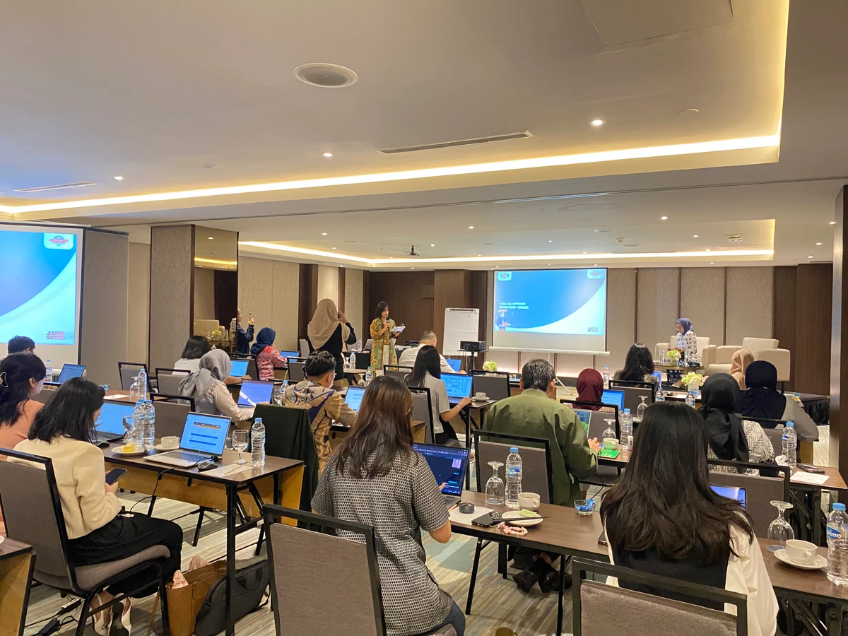 Senin, 24 Februari 2025 -  Indonesia Corporate Secretary Association (ICSA) mengadakan Workshop ICSA Corporate Governance (CG) Officer Batch 11, Rabu-Kamis, (19-20/2), di Ashley Hotel Tanah Abang. Narasumber pada workshop tersebut yaitu Team Leader, Capital Market Governance & Public Affairs Management PT Bank Rakyat Indonesia Tbk (Persero) Riskha Dwi Puspitasari, Notaris Aulia Taufani, Group Head of Corporate Secretary PT XL Axiata Tbk Ranty Astari Rachman, Presiden Direktur PT Datindo Entrycom Ester Agung Setiawati, Corporate Secretary Manager PT Alamtri Resources Indonesia Tbk Maharani Cindy Opssedha, Executive Vice President Corporate Secretary PT Jasa Armada Indonesia Tbk Eddy Haristiani, Legal, Compliance Director & Corporate Secretary PT Bank CIMB Niaga Tbk Fransiska Oei, dan Investor Relations PT Perusahaan Gas Negara Tbk Joice Juliana.

Narasumber membawakan topik penting untuk diketahui corporate secretary, mulai dari prinsip tata kelola perusahaan, effective board meeting, pemegang saham, laporan tahunan dan laporan keberlanjutan, direksi dan dewan komisaris, keterbukaan informasi, hingga kompetensi sekretaris perusahaan. 

Sejalan dengan tujuan ICSA untuk terus memenuhi kebutuhan sekretaris perusahaan di Indonesia, workshop yang diikuti oleh 37 peserta tersebut diharapkan bisa meningkatkan kompetensi corporate secretary dan profesi pendukungnya.

Pantau terus media sosial ICSA untuk mengetahui pelatihan selanjutnya bagi corporate secretary dan profesi pendukungnya.<br>
                  