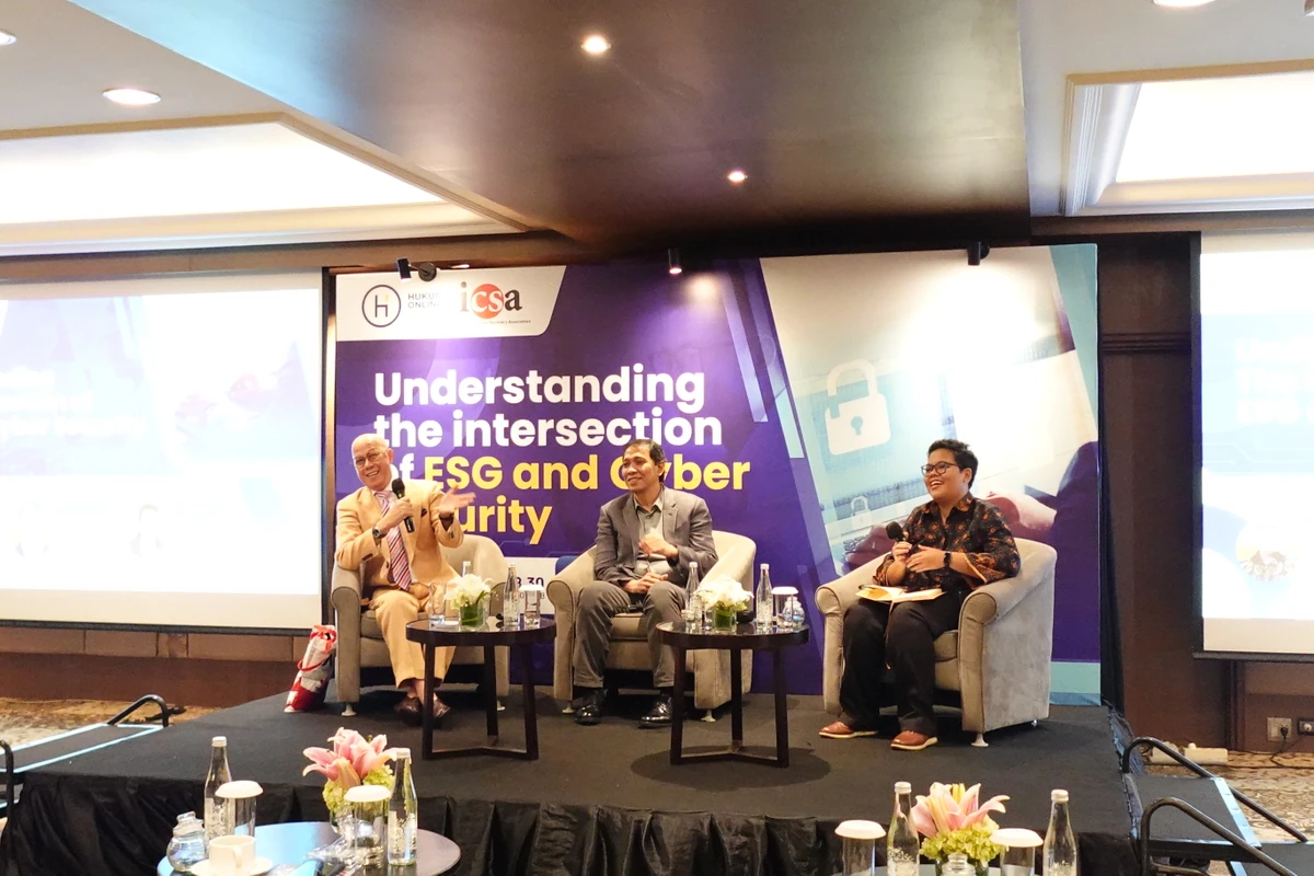Selasa, 13 Februari 2024 – Pada Selasa (6/2/24), Indonesia Corporate Secretary Association (ICSA) bersama Hukumonline mengadakan talkshow dengan tema "Understanding The Intersection of ESG and Cyber Security" di Ayana Midplaza Jakarta. Talkshow yang dihadiri lebih dari 40 peserta tersebut mengundang Yoke Susatyo SVP Enterprise IT PT Pertamina (Pesero) dan Dr. Danrivanto Budhijanto, S.H., LL.M., in IT LAW selaku Akademisi Fakultas Hukum Universitas Padjadjaran (FH Unpad) sebagai narasumber. Acara ini merupakan peresmian program kolaborasi yang dilaksanakan dari kerja sama yang mulai terjalin antara keduanya.

Environmental, Social, dan Governance (ESG) kini menjadi sebuah isu berharga bagi perusahaan, dimana setiap komponennya mengandung nilai penting bagi kemajuan perusahaan. Perusahaan yang baik, tentunya memiliki pelaksanaan ESG yang baik pula. Salah satunya adalah dengan memperkuat keamanan pada sistem digital perusahaan. Pengamanan data menjadi sebuah isu penting bagi perusahaan untuk menjaga nilai tata kelola perusahaan yang baik. 

Berkaitan dengan hal tersebut, ICSA dan Hukumonline mengadakan acara ini untuk pemahaman yang komprehensif mengenai keterkaitan ESG dengan keamanan siber, tantangan yang mungkin dihadapi serta mitigasi risiko yang dapat diterapkan.<br>
                  