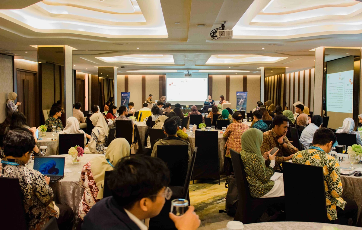 Jumat,  25 Oktober 2024 – Indonesia Corporate SecretaryAssociation (ICSA) dan Ikatan Alumni Universitas Indonesia (ILUNI UI) melalui Career & Almamater Center gelar sustainability talks “The Corporate ESG & Sustainability Insights 2024” pada23 Oktober 2024 di Hotel Ashley Tanah Abang, Jakarta Pusat. Acara ini bertujuan untuk mempromosikan praktik bisnis berkelanjutan dan meningkatkan kesadaran dan keterlibatan profesional muda Indonesia dalam keberlanjutan dan pekerjaan hijau.

Dengan dukungan dari dari PT AstraInternational Tbk, PT Pertamina (Persero), PT Bank Mandiri Tbk, dan Wuling Prima Fatmawati serta Olahkarsa, “The Corporate ESG & SustainabilityInsights 2024” berhasil mengumpulkan berbagai pemikiran dari pemimpinindustri, profesional, dan akademisi. Mereka membahas integrasi praktis dari
Environmental, Social, and Governance (ESG) dan Sustainable Development Goals (SDGs) dalam konteks korporat, serta membuka peluang kerja hijau untuk milenial
dan Gen Z.

"Kami bangga bisa memfasilitasidialog penting ini dan memberikan wawasan tentang peluang karir yang berkelanjutan serta dampaknya terhadap pengembangan profesional dan pribadi," kata Katharine Grace, Ketua Umum ICSA. "Acara ini merupakan
platform yang luar biasa bagi para pemimpin masa depan untuk mendapatkan pengetahuan dan keterampilan yang diperlukan dalam menjawab tantangan keberlanjutan global."

Ketua Career & Almamater CenterILUNI UI, Kharisma Bintang Alghazy, menambahkan, "Melalui 'The Corporate ESG & Sustainability Insights 2024', kami inginmenginspirasi dan mendorong para alumni serta profesional muda untuk berinovasi dan berkontribusi secara aktif dalam agenda keberlanjutan. Ini adalah kesempatan bagi mereka untuk tidak hanya tumbuh secara profesional tetapi juga menjadi bagian dari solusi bagi dunia yang lebih baik."

Acara ini menampilkan serangkaiansesi yang mendalam dengan 8 pembicara terkemuka Jarot Suroyo Deputi Direktur Direktorat Keuangan Berkelanjutan Otoritas Jasa Keuangan, Katharine Grace Ketua Umum ICSA sekaligus Corporate Secretary PT Bank Permata Tbk, Prof. Ratna Wardhani Guru Besar Fakultas Ekonomi dan Bisnis Universitas Indonesia, Citra Amelya Senior Vice President Head of ESG PT Bank Mandiri Tbk (Persero), Aditya Bayunanda Direktur Eksekutif WWF Indonesia, Unggul Ananta Co-Founder & CEO Olahkarsa, Restu Andini Direktur Eksekutif Yayasan Inovasi Muda, dan
Adithiyasanti Sofia Communication Manager Dietplastik Indonesia.

Mereka berbagi wawasan dan strategitentang cara efektif untuk mengintegrasikan ESG dan SDGs ke dalam praktik bisnis serta mengembangkan sektor pekerjaan hijau yang inklusif dan inovatif.

Dengan kehadiran lebih dari 100peserta yang terdiri dari eksekutif muda, profesional keberlanjutan, pembuat kebijakan, dan akademisi, "The Corporate ESG & SustainabilityInsights 2024" tidak hanya menjadi forum diskusi tetapi juga tempatuntuk networking dan kolaborasi strategis.

"Kami berharap momentum dari 'The Corporate ESG & Sustainability Insights 2024' ini dapatterus berlanjut, mendorong lebih banyak inisiatif dan aksi konkret dalam keberlanjutan di Indonesia untuk kebermanfaatan generasi muda selanjutnya," tutup Katharine Grace, Ketua Umum ICSA.<br>
                  