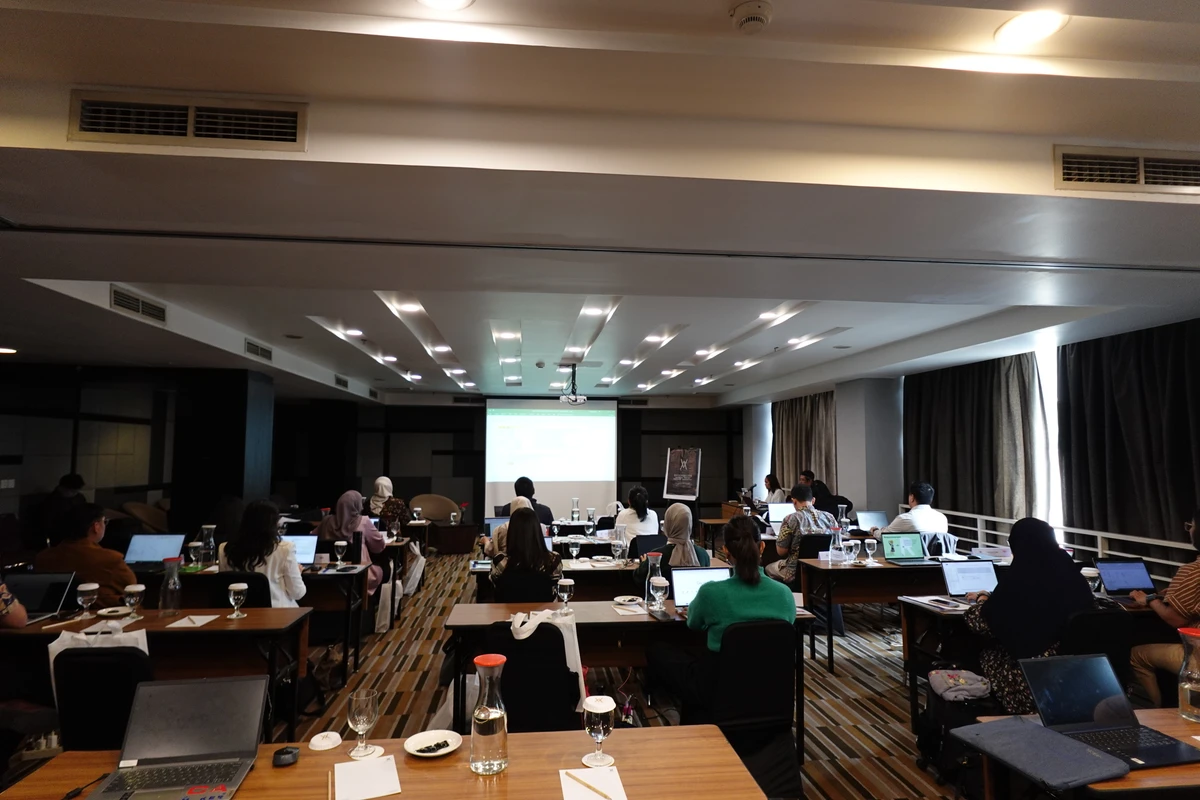 Rabu, 5 Februari 2025 – Indonesia Corporate Secretary Association (ICSA) bersama Ikatan Akuntansi Indonesia (IAI) mengadakan workshop "Basic Financial Accounting batch 1", Selasa, 4 Februari 2025, di Akmani Hotel, Jakarta. Workshop ini diikuti oleh 18 peserta dengan mengundang Accountancy and Finance Instructor IAI Muhtar Yahya sebagai narasumber.

Pada workshop ini, narasumber membahas logika dasar akuntansi, dasar-dasar pelaporan keuangan, laporan posisi keuangan, laporan laba rugi, serta arus kas. Pemaparan berlangsung interaktif dengan peserta yang bertanya dan menceritakan pengalaman terkait laporan keuangan yang dihadapi corporate secretary.

Untuk memperdalam pemahaman dan kemampuan para peserta, narasumber juga menyediakan soal praktik yang harus diselesaikan langsung. Soal-soal ini dirancang untuk menguji kemampuan para peserta dalam menerapkan konsep dan prinsip akuntansi keuangan dalam situasi nyata.

"Pelatihan yang ICSA selenggarakan bersama dengan IAI pada hari ini diharapkan dapat memberikan ilmu-ilmu dan pemahaman yang lebih mendalam terkait keuangan. Ini tentunya akan sangat bermanfaat bagi seluruh peserta dan perusahaannya masing-masing," kata Katharine Garce, Ketua Umum ICSA.

Bagi Bapak/Ibu yang terlewat mengikuti workshop kali ini, jangan khawatir karena ICSA akan mengadakan batch ke-2. Simak terus media sosial ICSA untuk update informasi dari kami ya.<br>
                  