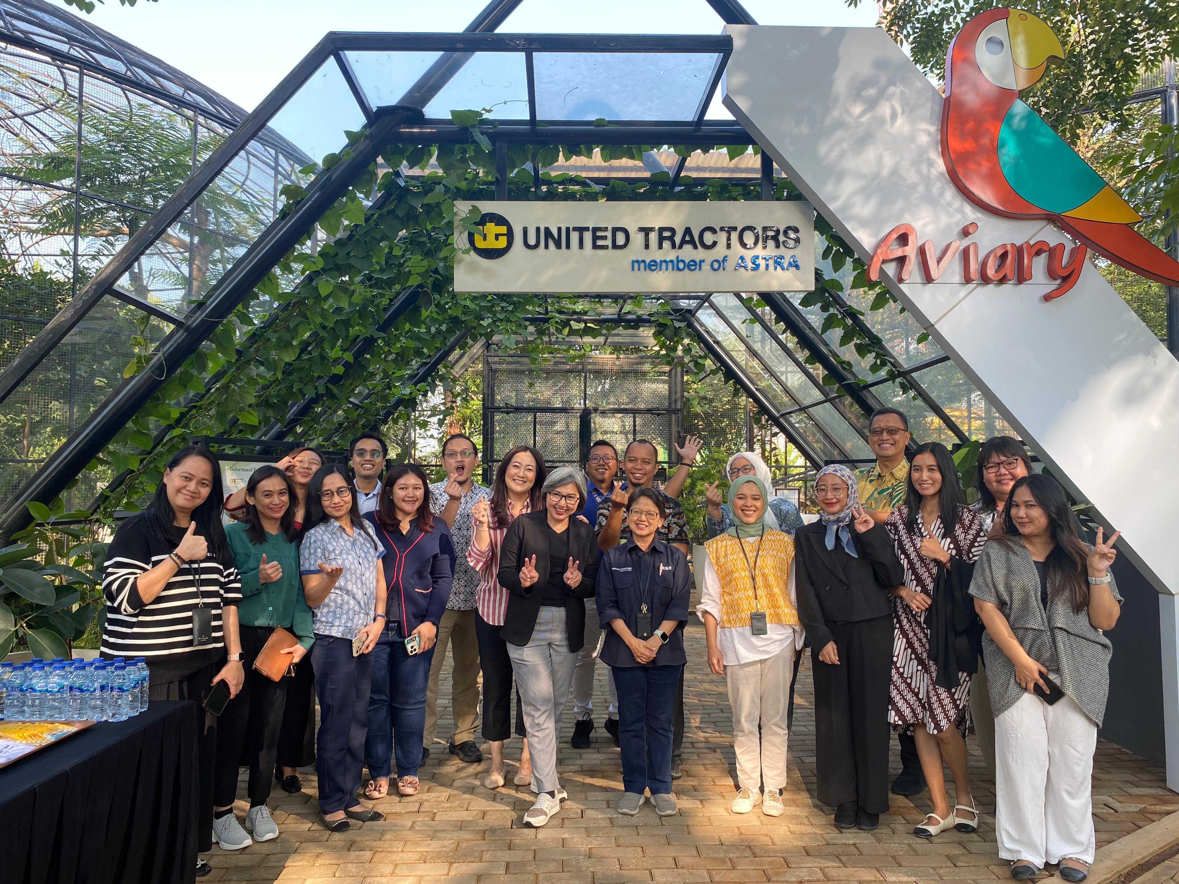 Jumat, 16 Agustus 2024 – Indonesia Corporate Secretary Association (ICSA) mengadakan kunjungan industri ke PT United Tractors Tbk (UT) dengan tema “Achieving Excellence: Best Practices for Enhancing Top ESG Ratings”, Rabu (14/8).

Kunjungan tersebut dihadiri oleh Bendahara Umum ICSA Ratna Hidayati, Wakil Ketua Umum Bidang Komunikasi Media dan Industri ICSA Melinda Pudjo, Anggota Bidang Komunikasi Media dan Industri ICSA Annisa Aninditya Wibawa, serta 13 anggota ICSA.

Pihak UT yang diwakili oleh Sekretaris Perusahaan UT Sara K. Loebis, Environment Health Safety Department Head & Sustainability Coordinator UT Erika Pratiwi, SRCOM Department Head UT Himawan, dan General Affairs Department Head UT Bagus, menyambut baik kunjungan ICSA.

ICSA mendapat pemaparan dari UT tentang Sustainability Emphasis at United Tractors yang berisi strategi UT dalam menerapkan Environment, Social, Governance (ESG) dan upaya UT mencapai Net Zero Emission. Selain itu, ICSA juga memperoleh kesempatan menyambangi Aviary UT.

Melalui kunjungan industri ke UT ini, ICSA berharap dapat memberikan wadah bagi Bapak/Ibu peserta yang hadir untuk mempelajari strategi penerapan ESG untuk mendukung perolehan ESG rating yang baik.<br>
                  
